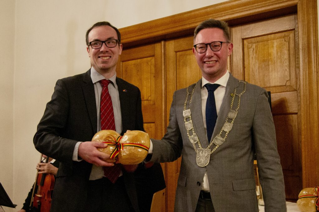 Frank Heuß (l.) nimmt aus den Händen des Mosbacher Oberbürgermeisters Julian Stipp den Ratsherrenweck entgegen (hier Archivaufnahme).