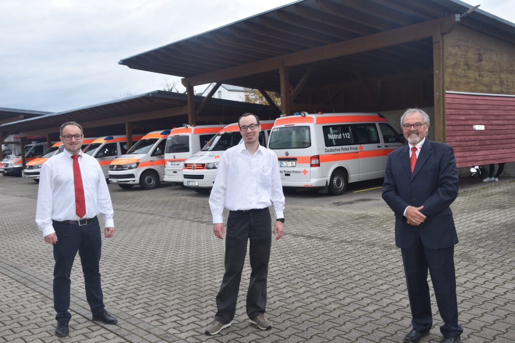 Frank Heuß auf einem Gruppenfoto an der DRK-Rettungswache Mosbach zwischen DRK-Kreisgeschäftsführer Steffen Blaschek (I.) und DRK-Präsident Gerhard Lauth (r., Archivaufnahme).