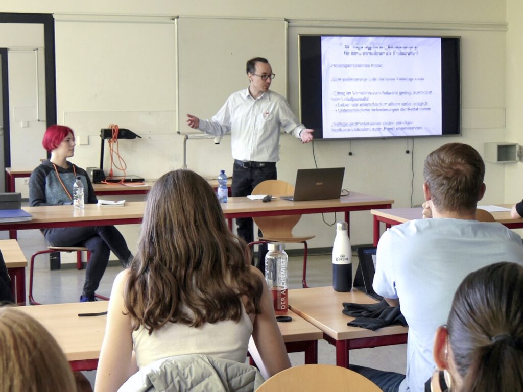 Frank Heuß bei seinem Vortrag im Seminarkurs Journalismus am Auguste-Pattberg-Gymnasium in Neckarelz (hier Archivaufnahme).