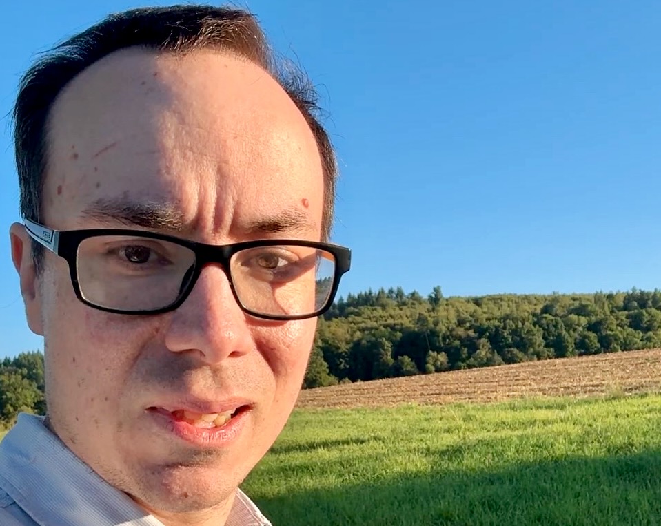 Frank Heuß vor offener Fläche am Münchberg in Obrigheim.