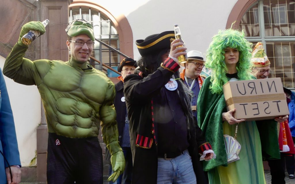 Frank Heuß (l.) in einem Hulk-Kostüm zusammen mit anderen verkleideten Personen vor dem Mosbacher Rathaus (hier Archivaufnahme).